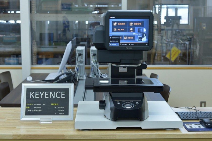 KEYENCE の画像寸法測定器
