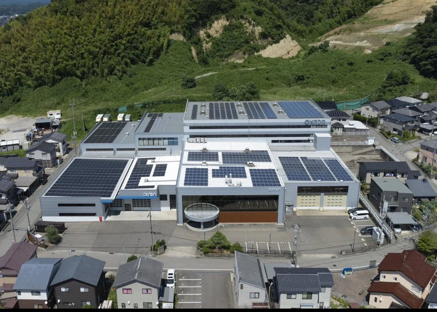 屋根一面に太陽光パネルを敷いた津幡工場の空撮
